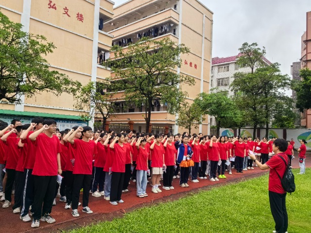 6月7日上午，2024年高考語文開考前，玉林市福綿高級中學學生整裝待發(fā)，聆聽領隊老師講話。（李紅梅）.jpg