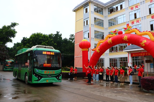 玉林市容縣高中教師列隊歡送考生趕赴考點（黎國平）.jpg