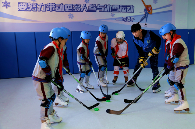 圖一青島基隆路小學(xué)旱地冰球.JPG