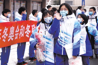 1月23日，在北京交通大學，首批冬奧志愿者準備出發(fā)。當日，北京交通大學首批冬奧志愿者集結(jié)出發(fā)。據(jù)了解，首批80名師生志愿者將在國家體育館開展志愿服務(wù)工作。新華社記者 任超 攝.jpg