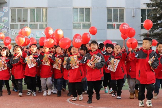 01——2月19日，甘肅省平?jīng)鍪嗅轻紖^(qū)西大街小學(xué)教育集團，學(xué)生們領(lǐng)取到新課本后在校園里高興地奔跑。.JPG