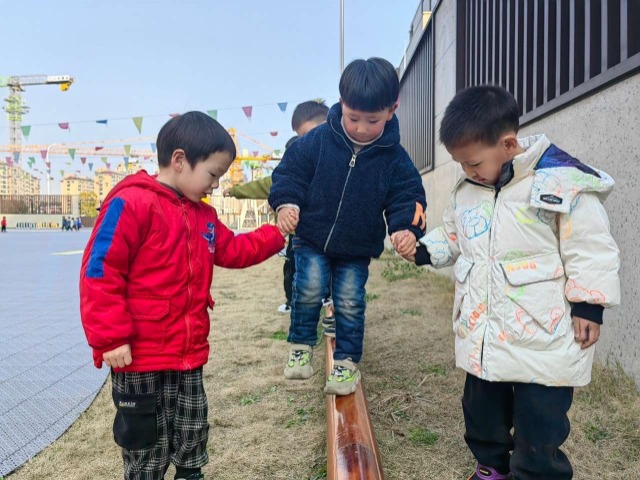 錦江幼兒園中班幼兒帶著托班幼兒一起玩耍 幼兒園供圖.jpg