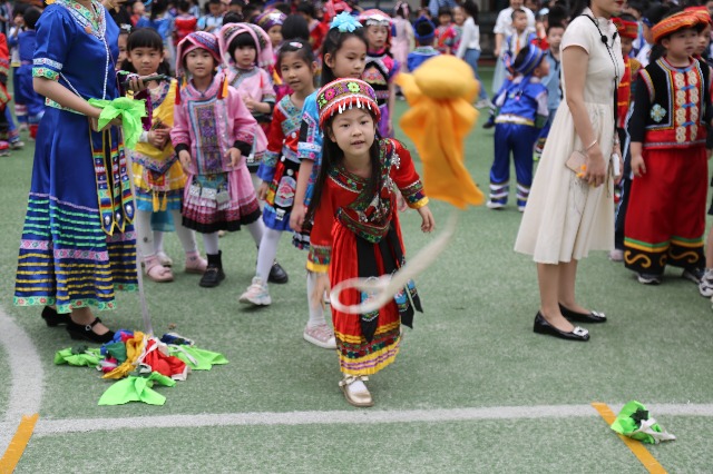 南寧市星湖小學(xué)一、二年級的學(xué)生開展了壯族競技項(xiàng)目“背簍繡球”.JPG