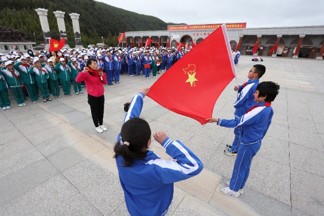 09——5月26日，甘肅省平?jīng)鍪嗅轻紖^(qū)西大街小學(xué)教育集團(tuán)在六盤山紅軍長征紀(jì)念館舉行少先隊員入隊儀式。.JPG