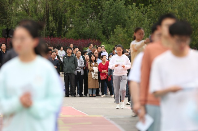 07——6月7日，在甘肅省平?jīng)鍪械谖逯袑W(xué)考點，家長們目送考生進(jìn)入考場。.JPG