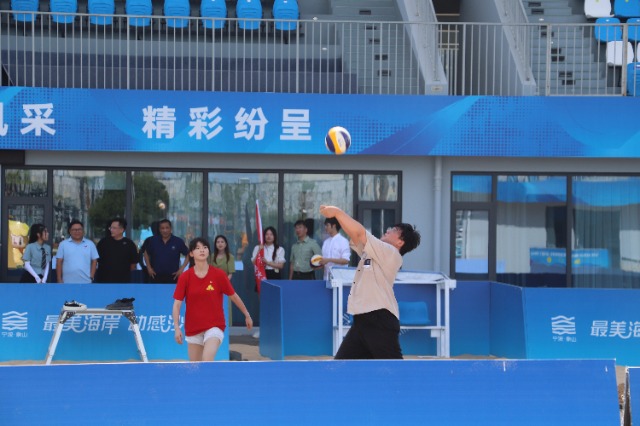 實踐團成員體驗沙灘排球運動 學校供圖.JPG