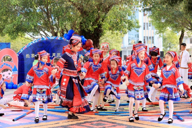 圖4：4月9日，在廣西柳州市融安縣實(shí)驗(yàn)小學(xué)校園，一名老師帶著學(xué)生跳竹竿舞。（譚凱興 攝）.JPG