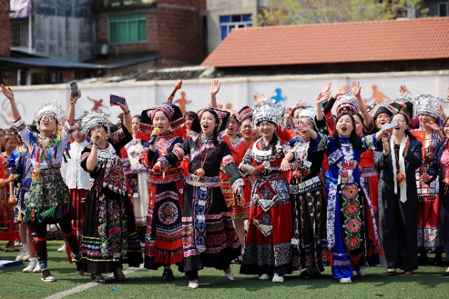 圖1：4月9日，在廣西柳州市融安縣實(shí)驗(yàn)小學(xué)校園，師生們?cè)谶M(jìn)行山歌對(duì)唱。（譚凱興 攝）.JPG