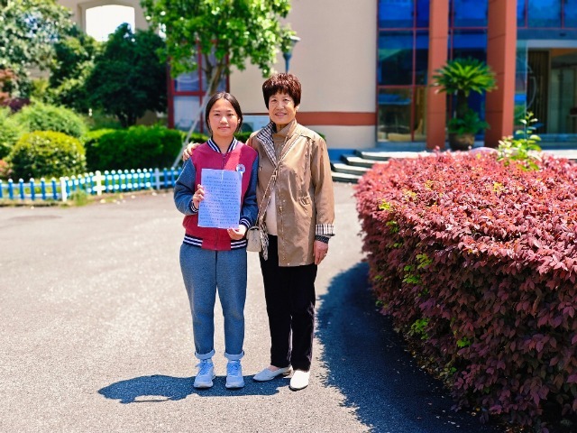 黃女士（右）來校表達感謝，并與沈博妍合影 學校供圖.jpg