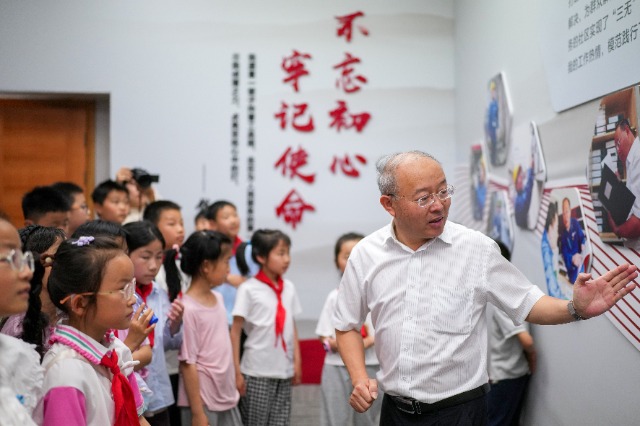 學(xué)生們與“時(shí)代楷?！卞X海軍互動(dòng) 慈溪市學(xué)生成長(zhǎng)指導(dǎo)中心供圖.jpg