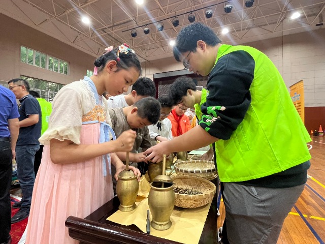 寧波市鎮(zhèn)安小學學生在大學生的帶領下認識中草藥 學校供圖.JPG