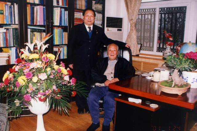 2001年2月，李德仁給導師王之卓拜年.jpg