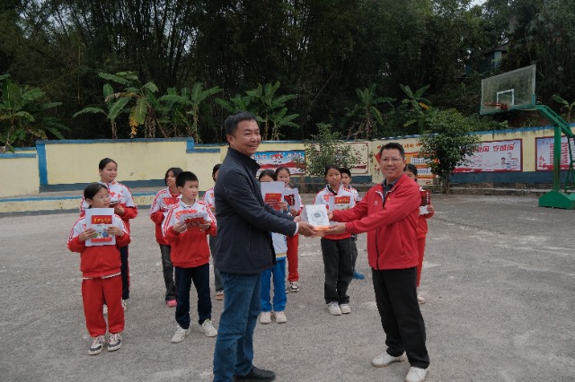 寧明縣國門小學板爛小學接受南寧師范大學贈送的推普教材教具.jpg